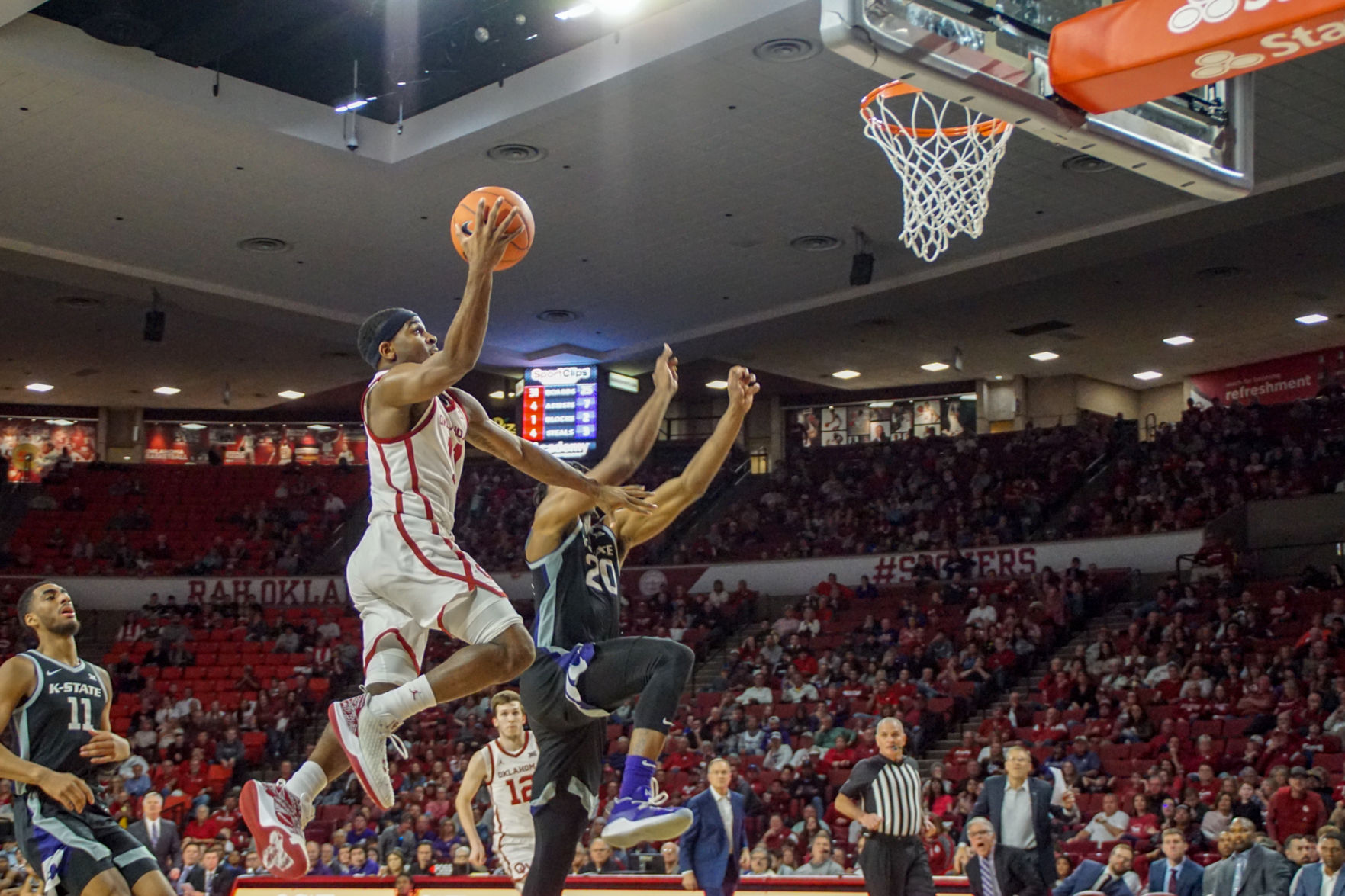 De'Vion Harmon layup